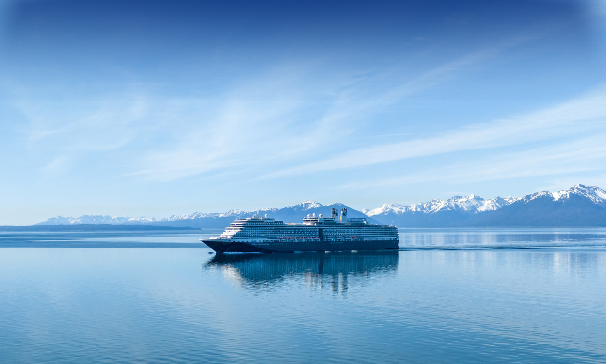 Miniaturbild, Kreuzfahrtschiff vor schneebedeckten Bergen